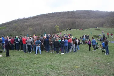 Crowd gathered in the mountains for the April 2015 commemoration