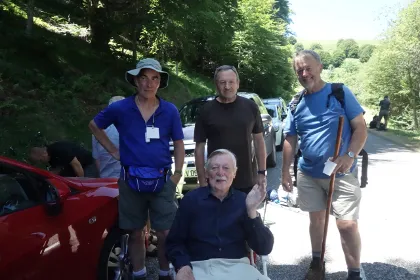 Le Chemin walkers with a veteran at the roadside